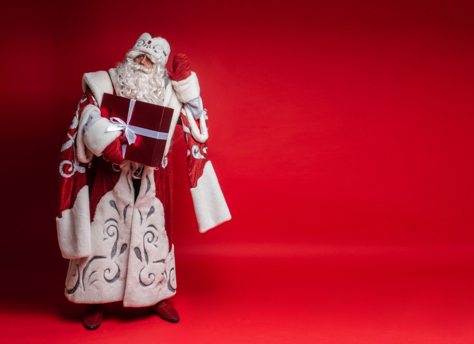 Obchody święta Mikołaja w Grajewie: Przedstawiciele Stowarzyszenia Morsy Grajewo rozdają prezenty